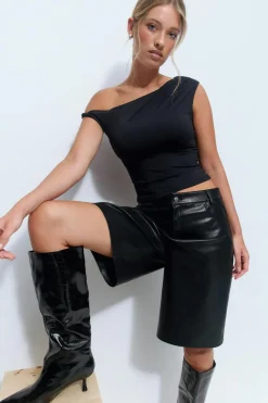 Asymmetric micro top