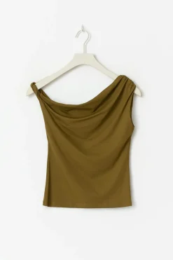 Asymmetric micro top