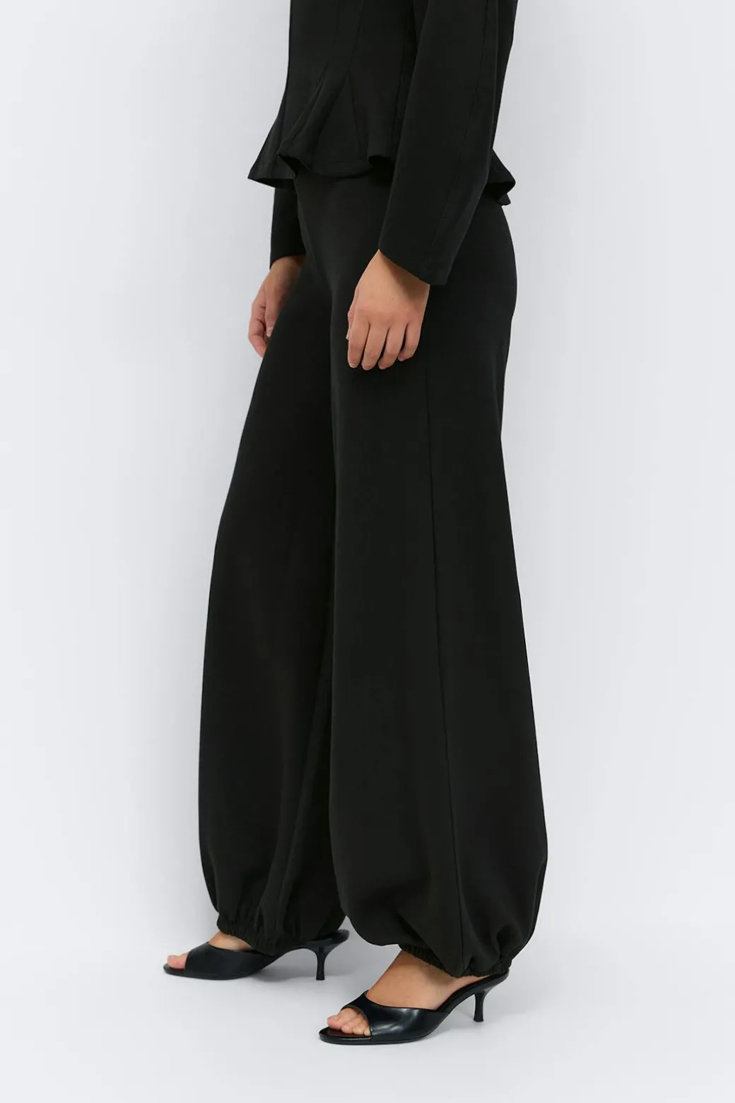 Balloon trousers