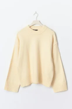 Crew neck knitted sweater