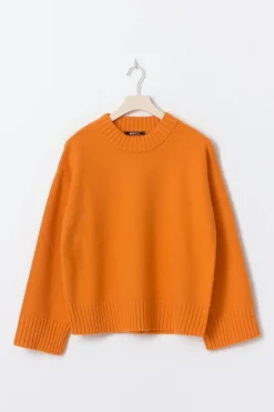 Crew neck knitted sweater