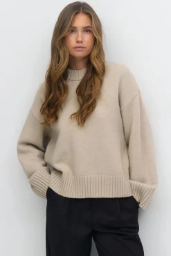 Crew neck knitted sweater