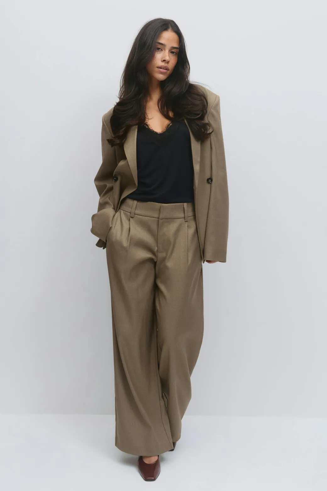 Low wide pleated trousers