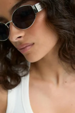 Oval metal frame sunglasses