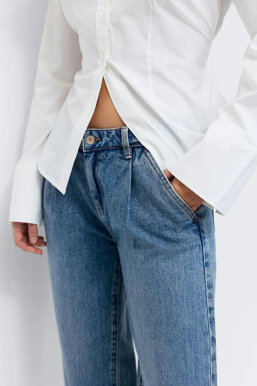 Pleated slouchy jeans