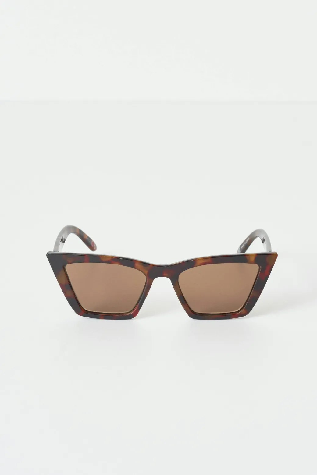 Sharp cat eye sunglasses