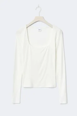 Slim fit scoop neck top