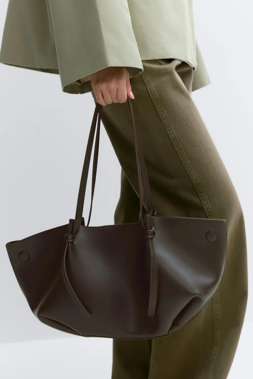 Strap handle tote bag
