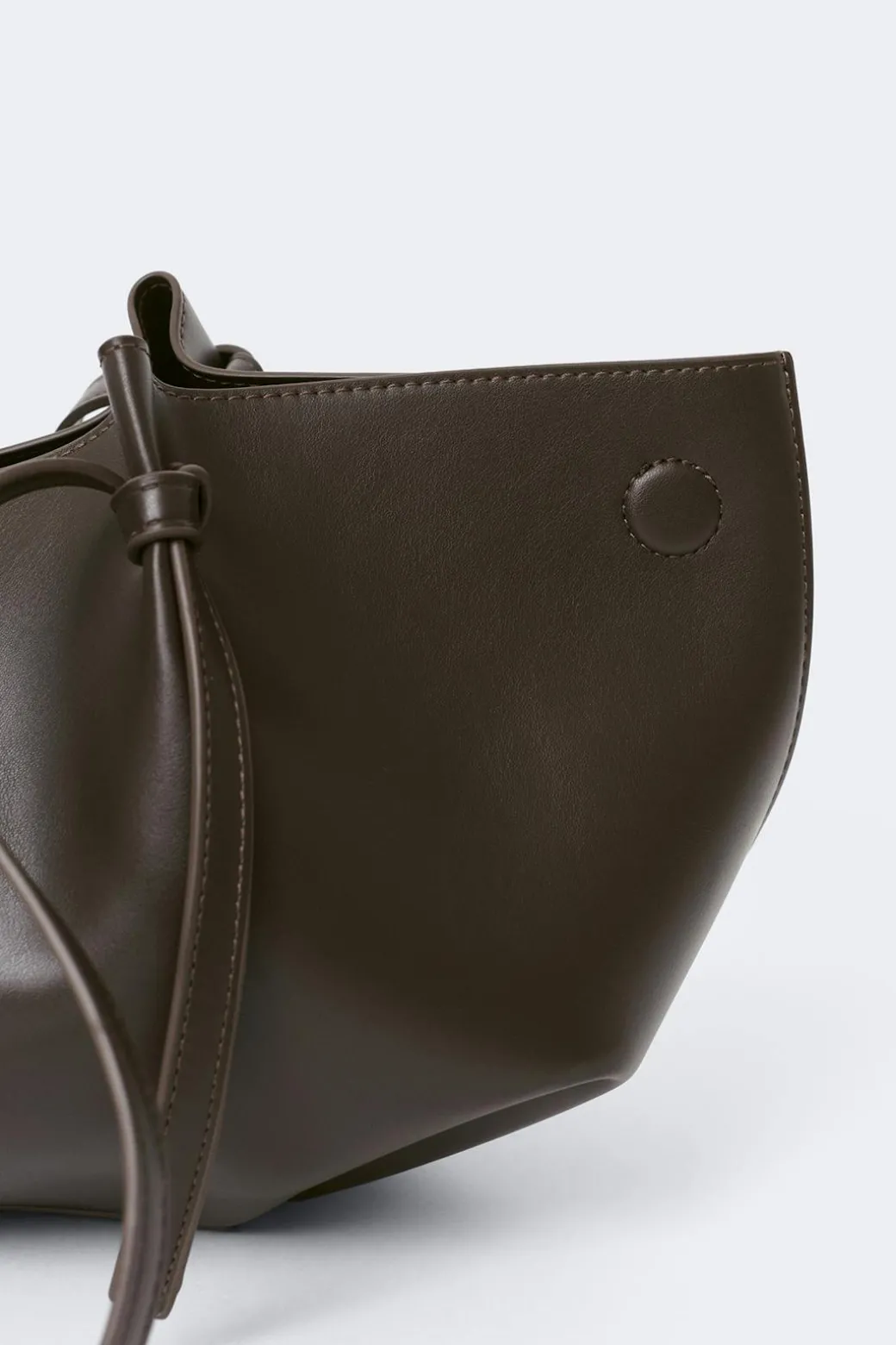 Strap handle tote bag