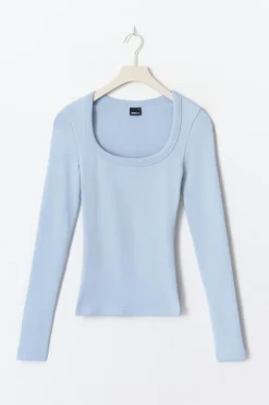 Super stretch scoop neck top