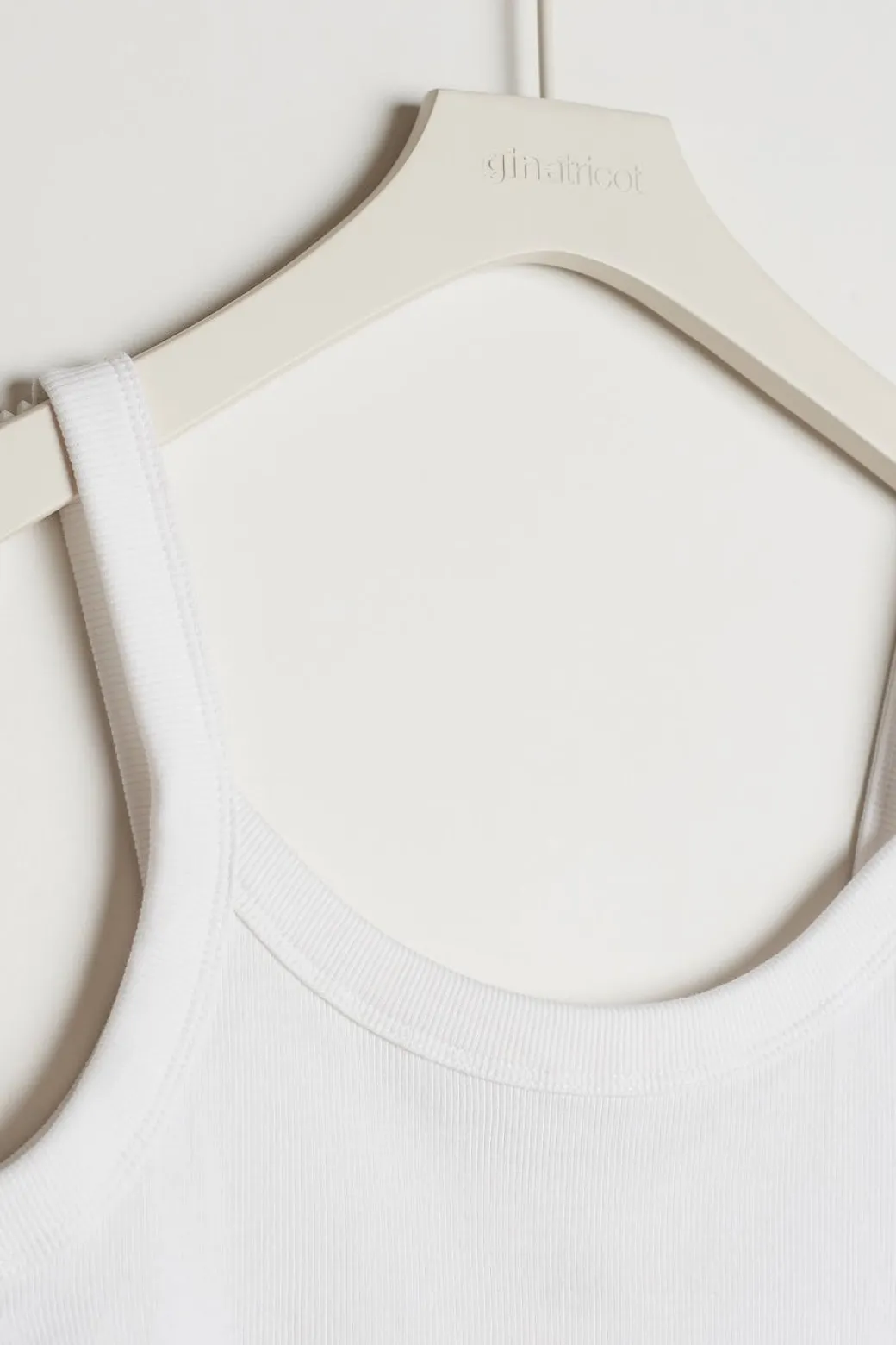 Tight fit rib singlet