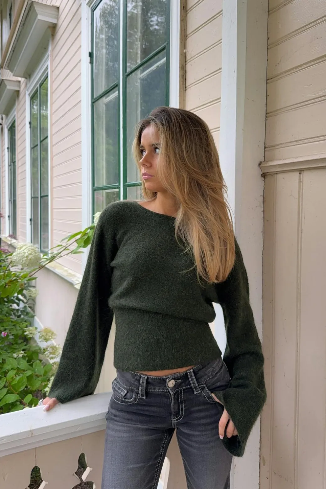 Y shaped knitted sweater